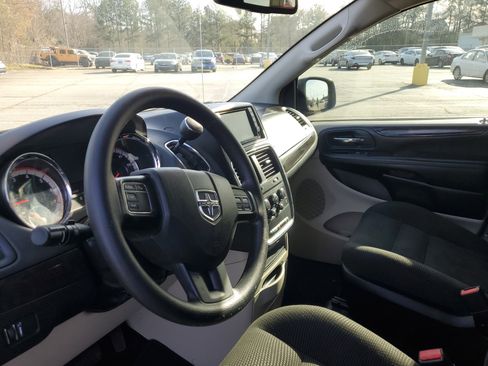 Used 2020 Dodge Grand Caravan SE w/ UConnect Hands-Free Group image 18