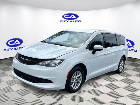 Used 2022 Chrysler Voyager LX FWD image 8