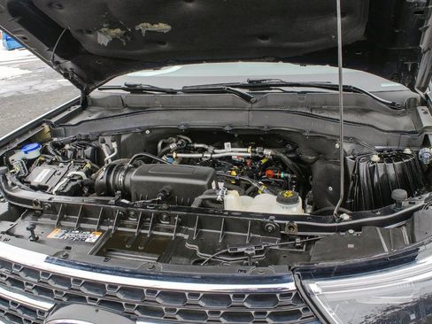 Used 2022 Ford Explorer XLT w/ Equipment Group 202A image 12