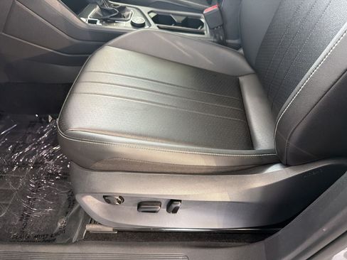 Used 2024 Volkswagen Tiguan SE w/ Panoramic Sunroof Package AWD/4WD image 14