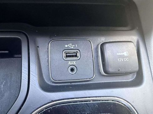 Used 2019 Jeep Cherokee Limited FWD image 34