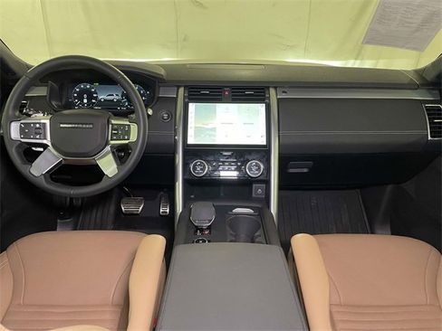 Used 2025 Land Rover Discovery Dynamic SE image 27