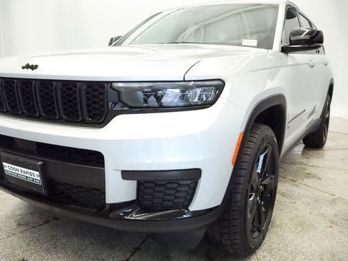 Used 2023 Jeep Grand Cherokee L Laredo image 13