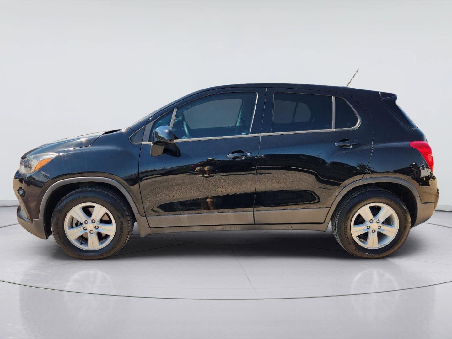 Used 2020 Chevrolet Trax LS w/ LPO, Cargo Package FWD image 4