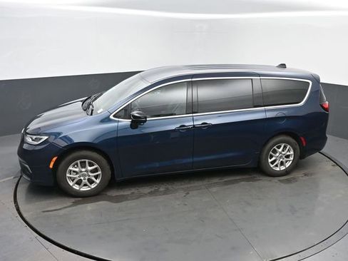 Used 2025 Chrysler Pacifica Select image 39