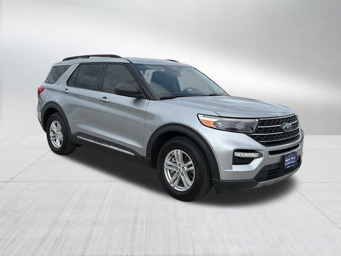 Used 2023 Ford Explorer XLT w/ Equipment Group 202A RWD image 4