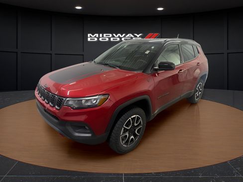 Used 2025 Jeep Compass Trailhawk AWD/4WD image 2