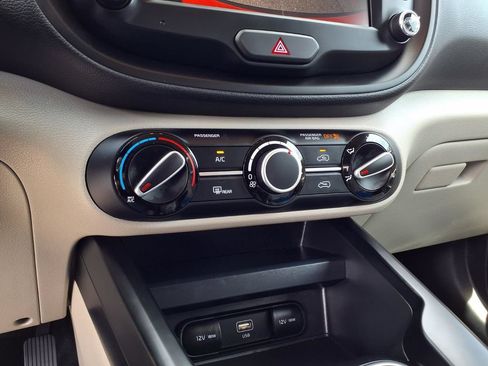 Certified 2025 Kia Soul LX w/ LX Technology Package FWD image 17