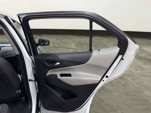 Used 2020 Chevrolet Equinox LS FWD image 18