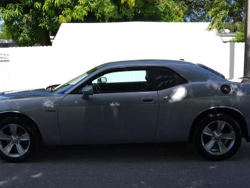 Used 2015 Dodge Challenger SXT RWD image 3