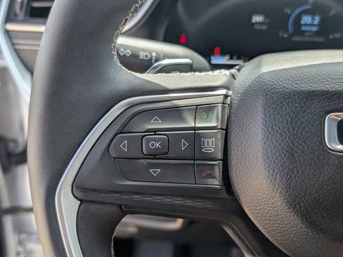 Used 2024 Jeep Grand Cherokee Altitude image 16