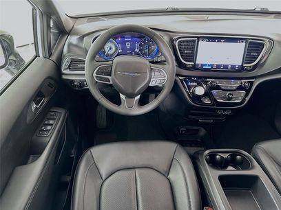 Used 2025 Chrysler Pacifica Select