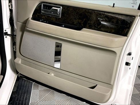 Used 2016 Lincoln Navigator Select image 19