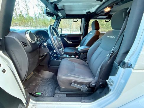 Used 2018 Jeep Wrangler Sahara w/ Connectivity Group image 14