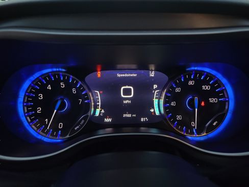 Used 2025 Chrysler Voyager LX FWD image 27