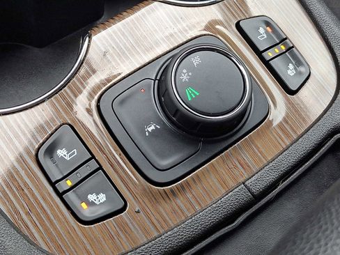 Certified 2023 GMC Acadia SLE w/ Driver Convenience Package image 19