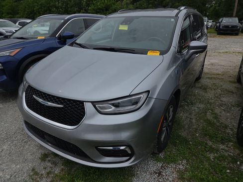 Used 2021 Chrysler Pacifica Touring-L FWD image 3
