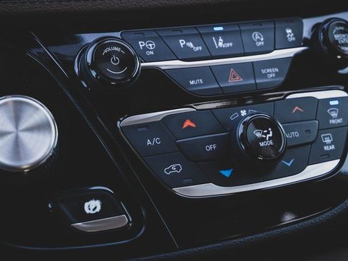 Used 2018 Chrysler Pacifica Limited w/ Tire & Wheel Group image 21