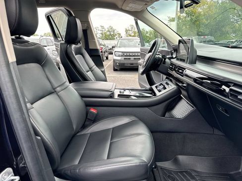 Used 2023 Lincoln Aviator AWD w/ Premium Package image 23