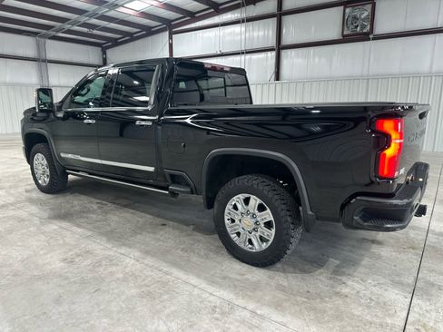 Used 2024 Chevrolet Silverado 2500 High Country w/ High Country Premium Package AWD/4WD image 3