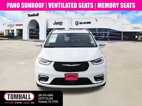 Used 2021 Chrysler Pacifica Limited w/ Uconnect Theater Family Group image 2