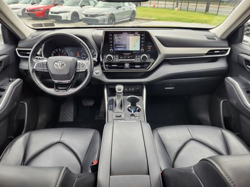 Used 2020 Toyota Highlander XLE AWD/4WD image 8