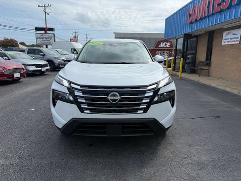 Used 2024 Nissan Rogue SV FWD image 2
