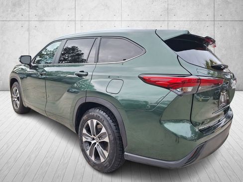 Used 2023 Toyota Highlander XLE image 3