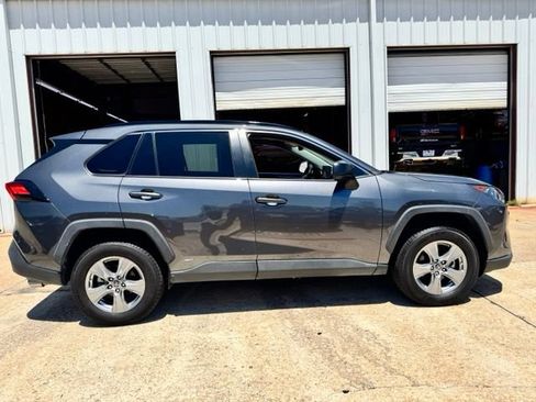 Used 2022 Toyota RAV4 LE AWD/4WD image 8