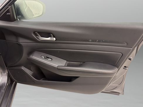 Used 2024 Nissan Altima 2.5 SV FWD image 25