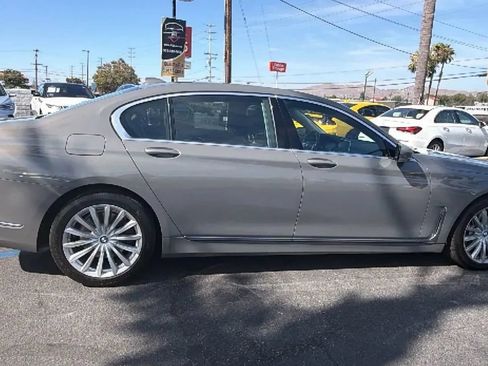 Used 2022 BMW 740i w/ Premium Package RWD image 8