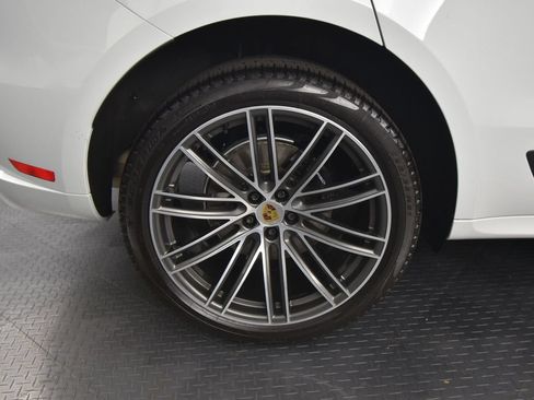 Certified 2025 Porsche Macan AWD/4WD image 15