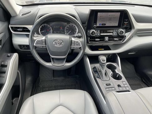 Used 2023 Toyota Highlander XLE AWD/4WD image 12