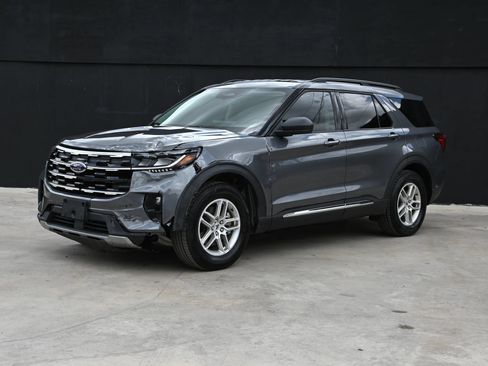 Used 2025 Ford Explorer Active w/ Active Comfort Package RWD image 2