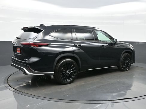 Used 2024 Toyota Highlander XSE AWD/4WD image 6