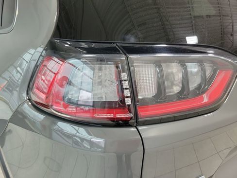 Used 2019 Jeep Cherokee Limited w/ Luxury Group image 8