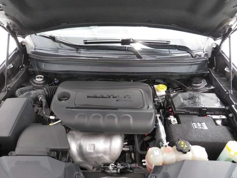 Used 2019 Jeep Cherokee Latitude Plus FWD image 28
