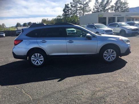 Used 2018 Subaru Outback 2.5i Premium image 3