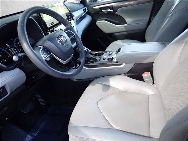Certified 2026 Toyota Highlander Platinum AWD/4WD image 13