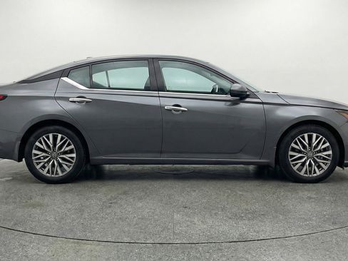 Used 2025 Nissan Altima 2.5 SV image 11