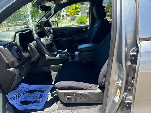Used 2023 Chevrolet Colorado Trail Boss w/ Technology Package AWD/4WD image 9
