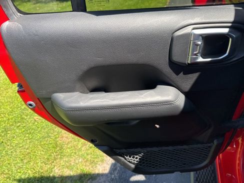 Used 2020 Jeep Wrangler Unlimited Sahara AWD/4WD image 27