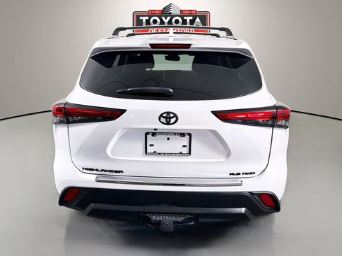 Certified 2022 Toyota Highlander XLE image 6