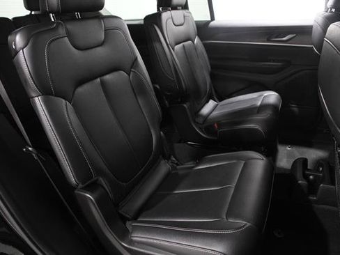 Used 2023 Jeep Grand Cherokee L Limited AWD/4WD image 19