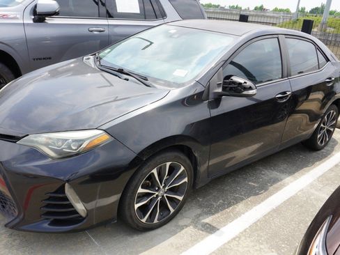 Used 2017 Toyota Corolla SE FWD image 2