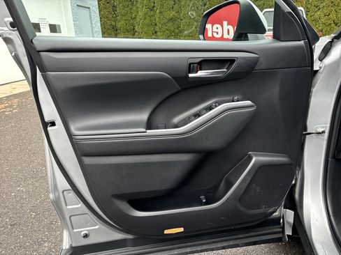 Used 2021 Toyota Highlander XLE image 17