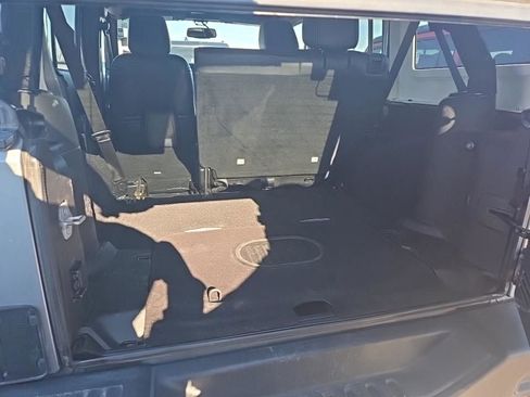Used 2015 Jeep Wrangler Unlimited Rubicon image 10