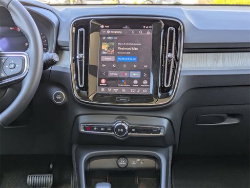 Used 2026 Volvo XC40 B4 Core image 20