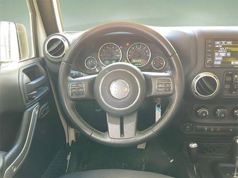 Used 2016 Jeep Wrangler Unlimited Sahara w/ Connectivity Group image 18