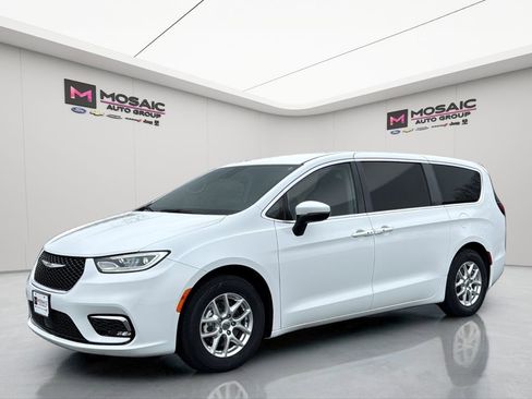 Used 2023 Chrysler Pacifica Touring-L FWD image 3